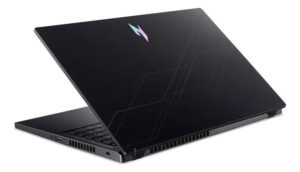 Parte traseira do Acer Nitro V15 destacando saídas de ar e sistema de refrigeração para alto desempenho em jogos