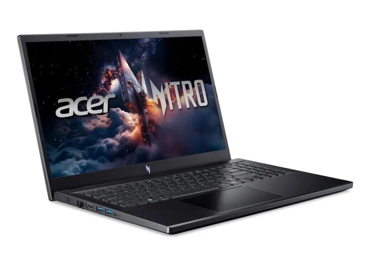 Vista lateral do notebook Acer Nitro V15 mostrando acabamento, espessura e entradas laterais como USB e HDMI