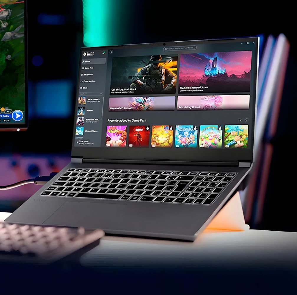 Notebook VAIO FH15 com RTX 4050 exibindo interface de jogos em ambiente moderno de setup, ideal para trabalho e entretenimento