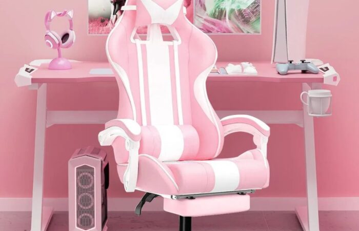 Cadeira Gamer Python Fly Rosa com Orelhinhas de Coelho – Conforto e Estilo Kawaii 2 Setup gamer rosa com cadeira gamer Python Fly com orelhinhas de coelho em ambiente kawaii