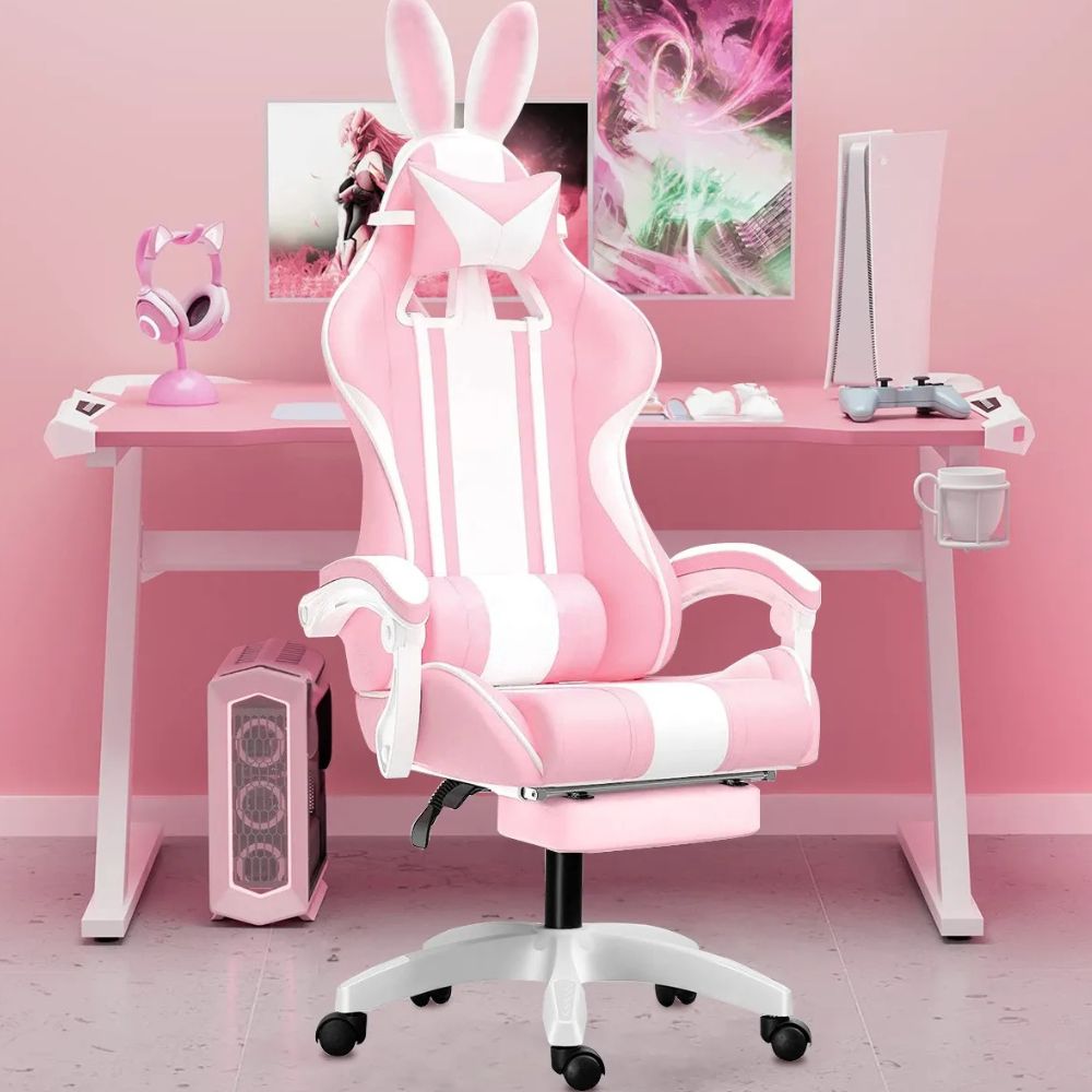 Setup gamer rosa com cadeira gamer Python Fly com orelhinhas de coelho em ambiente kawaii
