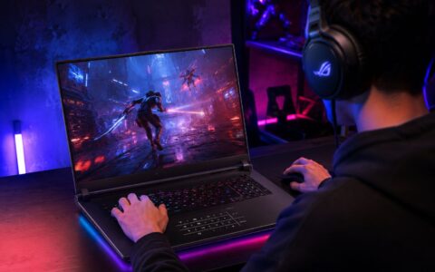 ASUS ROG Strix SCAR 18 Vale a Pena? Análise Técnica do Notebook com RTX 5090 e Intel Core Ultra 9 5 Pessoa jogando em notebook ASUS ROG Strix SCAR 18 com iluminação neon RGB e cena futurista de game em alta performance na tela.