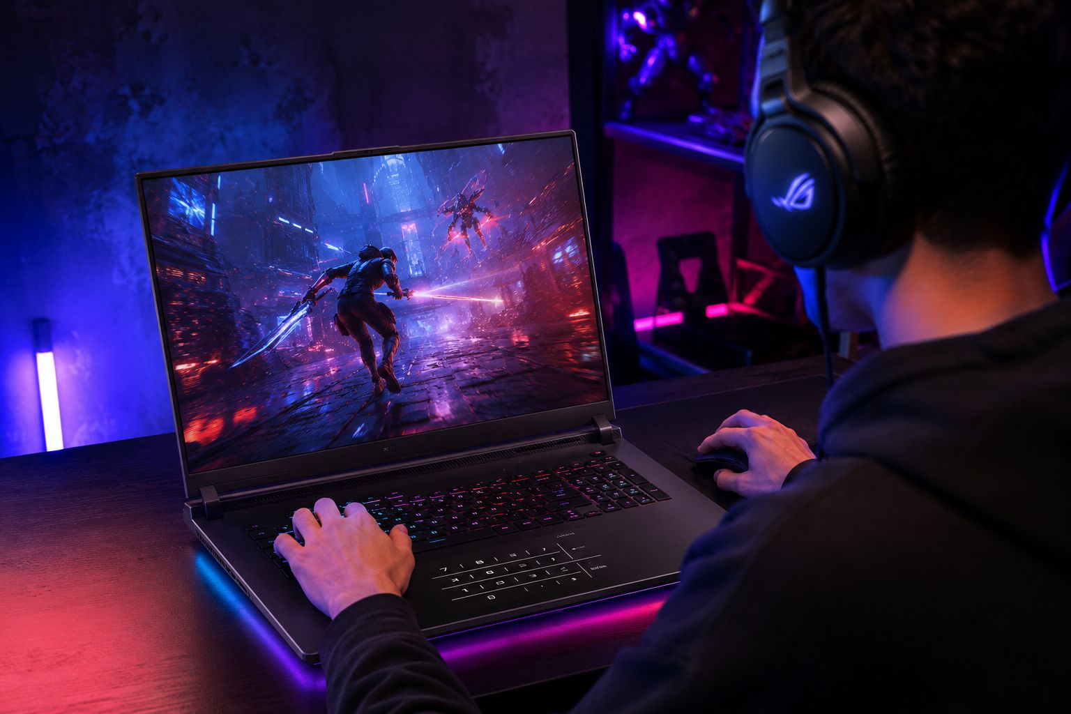 Pessoa jogando em notebook ASUS ROG Strix SCAR 18 com iluminação neon RGB e cena futurista de game em alta performance na tela.