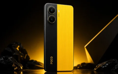 POCO X7 Pro: análise técnica completa do smartphone com Dimensity 8300-Ultra 2 Smartphone POCO X7 Pro em acabamento amarelo e preto com design premium, câmera dupla traseira e iluminação cinematográfica em fundo escuro tecnológico
