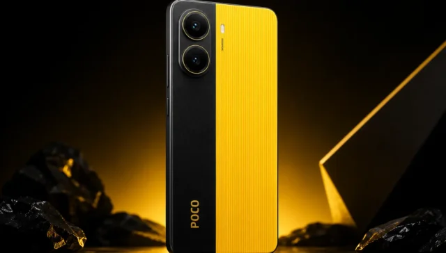 Smartphone POCO X7 Pro em acabamento amarelo e preto com design premium, câmera dupla traseira e iluminação cinematográfica em fundo escuro tecnológico