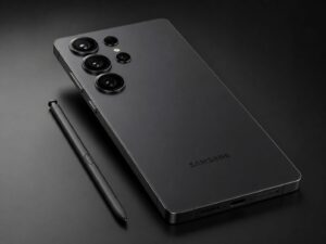 Samsung Galaxy S26 Ultra preto visto de trás em ângulo inclinado com módulo de câmeras quádruplas e S Pen
