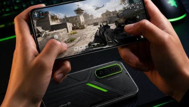 Infinix GT30 Pro Vale a Pena? Review Completo do Smartphone com Dimensity 8350, Tela AMOLED 144Hz e 12GB de RAM 7 Jogador utilizando o Infinix GT30 Pro em um jogo de tiro FPS, destacando a tela AMOLED de 144Hz, o processador MediaTek Dimensity 8350 e o design gamer do smartphone.